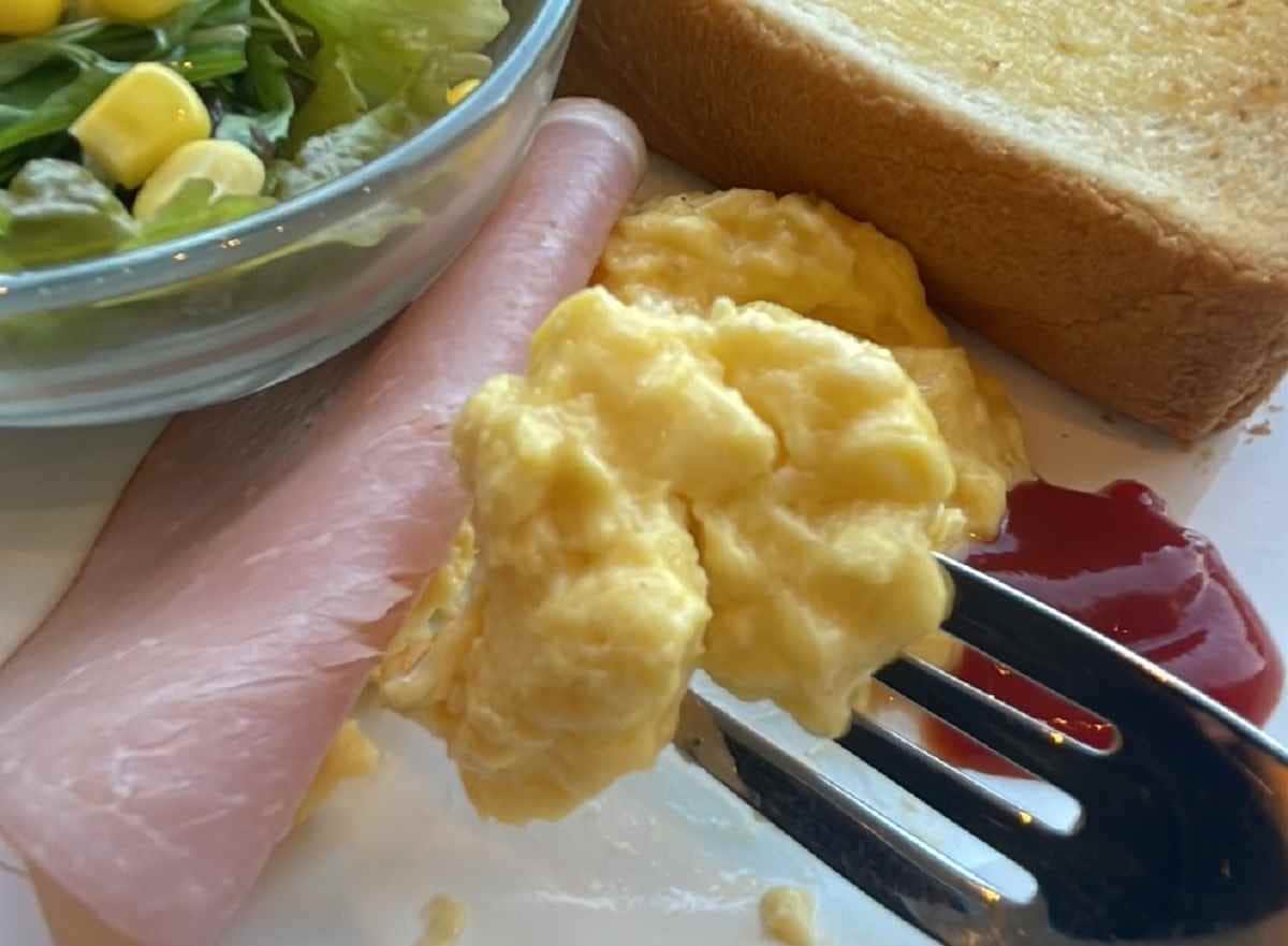 スクランブルエッグはクリーミーで美味しい